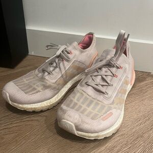 Adidas Ultraboost in tan/peach